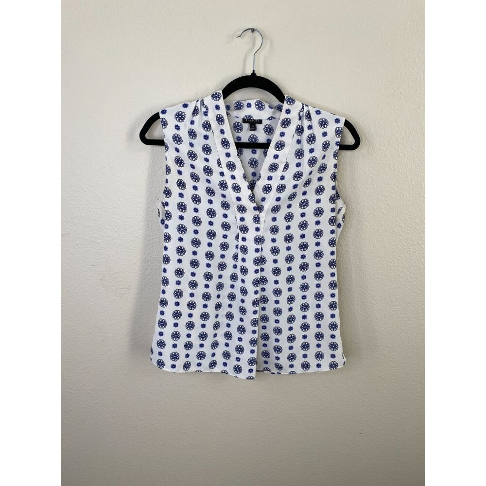 Talbots Sleeveless White Blue Medallion Blouse XS Polyester Lightweight V-Neck